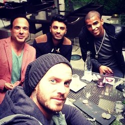 Matt Pokora :Meeting avec la #teamrobindesbois @bzaibat @hakimghorab et notre metteur en scène Michel Laprise...…