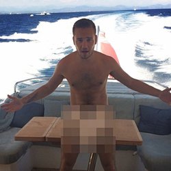 Liam Payne se met à nu sur son yacht !