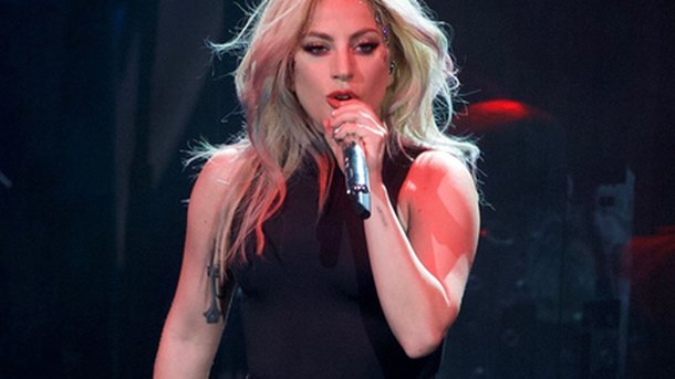 Lady Gaga: en deuil, elle s'engage contre le cancer