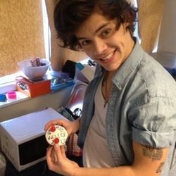 Niall Horan: regardez ça! Harry Styles a attérri dans la cuisine pour faire des muffins pour le rednoseday! Wey hey!  