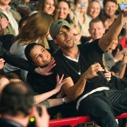 Enrique Iglesias pose avec ses fans