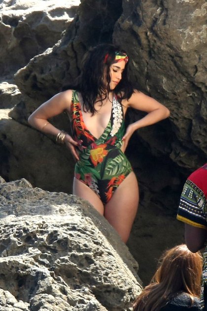 Lauren Jauregui et Ally Brooke des Fifth Harmony à Malibu sur le tournage du clip de "All In My Head"