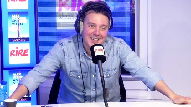 Alex Vizorek explique, dans son spectacle "Ad vitam",  pourquoi il déteste les funérailles