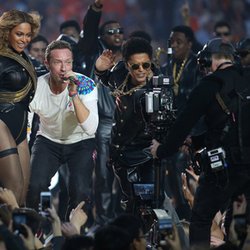 Beyoncé, Chris Martin et Bruno Mars lors de la mi-temps du Superbowl!