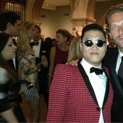 PSY: ...et son mari chris martin #MetGala
