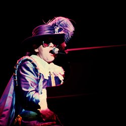 Elton John : Style cape et épée