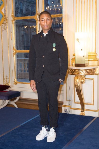 Pharrell Williams reçoit la médaille d'officier des arts et des lettres