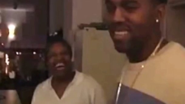 Kanye West chante avec sa mère dans une vidéo inédite!