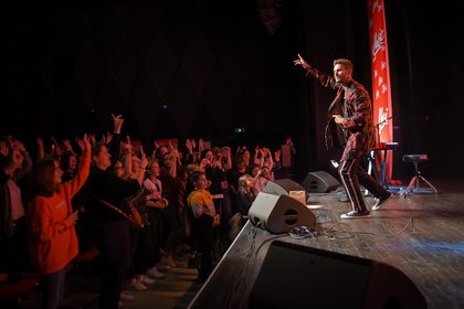 Le public est conquis par le Concert Super Privé Chérie FM de Matt Pokora
