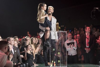 M Pokora et Manuela (Gagnante The Voide Kids) - Cérémonie NRJ Music Awards 2016