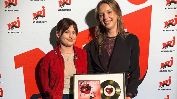 Marine offre son disque d'or à une fan sur la tournée des NRJ Music Awards 2025