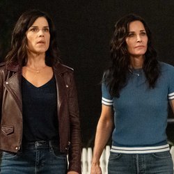 Neve Campbell (Sidney Prescott) et Courteney Cox (Gale Weathers) sur le tournage de "Scream"