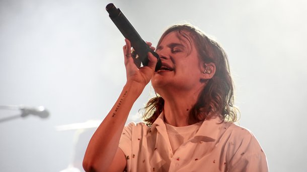 Christine and The Queens revient avec un album plein de sueur