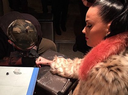 katy-perry-tatouage-superbowl