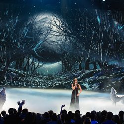 Marina Kaye sur scène - NRJ Music Awards 2015