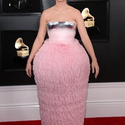 Lors de la cérémonie des Grammy Awards le 10 février, la chanteuse porte une robe rose bonbon à la forme plutôt originale.