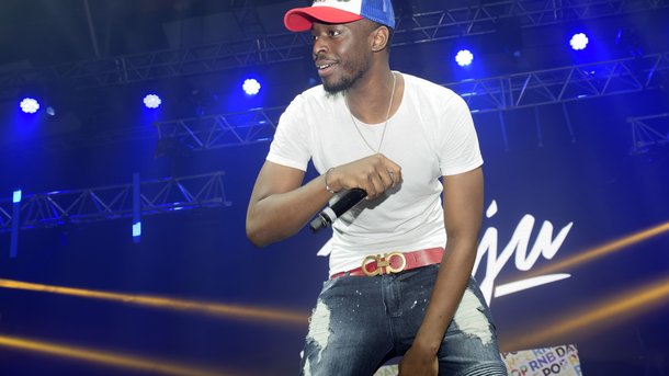Dadju s'essaie au floss!