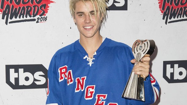 Justin Bieber se moque de ceux qui critiquent ses dreads