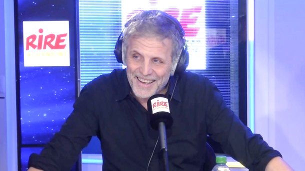 Stéphane Guillon : pour en savoir plus sur lui, voici sa bio express sonore : ça parle de hamster, du bureau d'une prof, de vente aux enchères et de passion pour les plantes vertes...