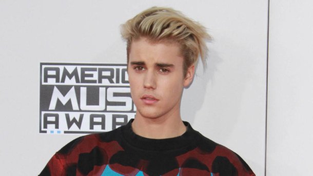Justin Bieber vient en aide une vieille dame percutée par une voiture!