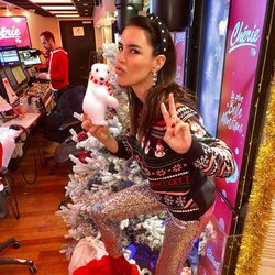 Sophie Coste, sublime en pull de Noël et pantalon pailleté