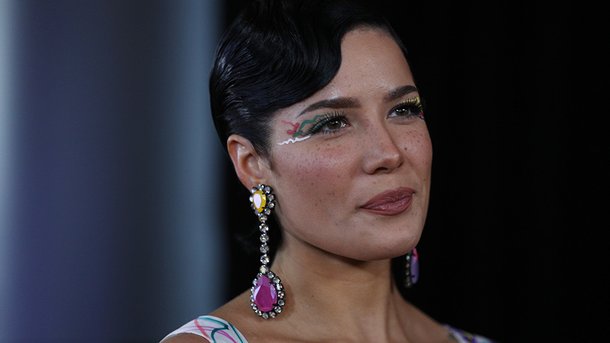 Halsey sort son nouveau morceau «I am not a woman, I'm a god»