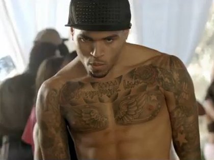 Chris Brown torse nu