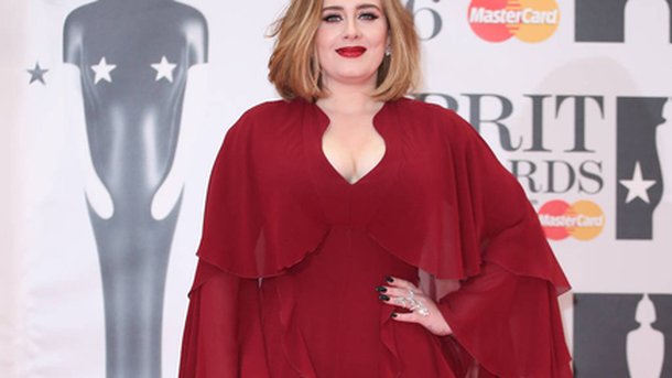 Adele : aux Etats-Unis pour sa tournée, elle célèbre la fête nationale!