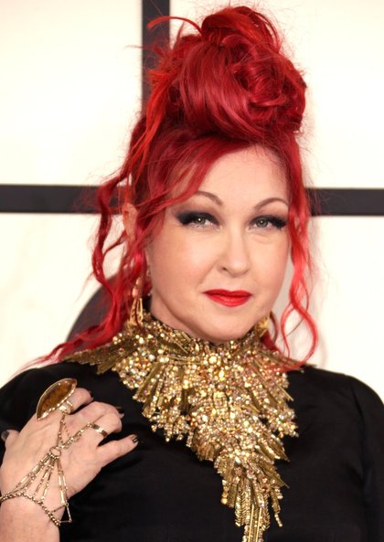 Cyndi Lauper : en rouge et noir