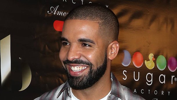 Drake défend des fans harcelées en plein concert