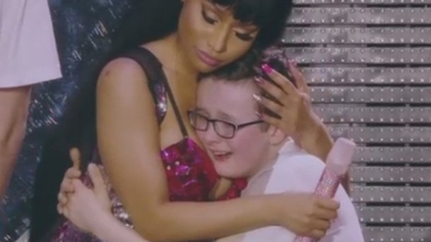 Nicki Minaj : elle console un fan... avec sa poitrine!