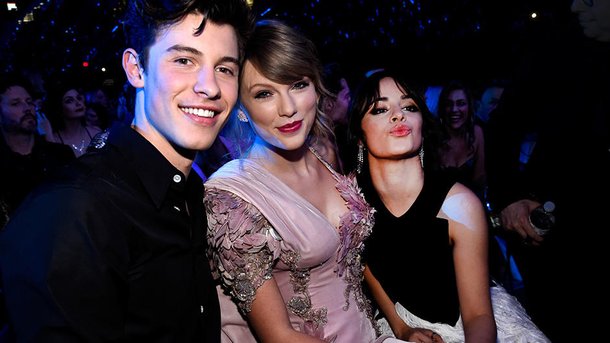 Taylor Swift et Camila Cabello s’éclatent aux Billboard Music Awards pendant le live de Shawn Mendes