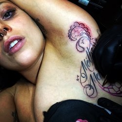 Lady Gaga se fait tatouer en direct!
