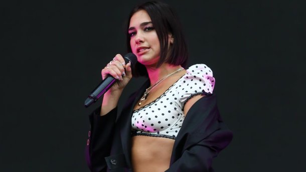 Dua Lipa: pourquoi son père fait craquer ses fans ?