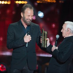 Sting remet un award d'honneur à Charles Aznavour - NRJ Music Awards 2015