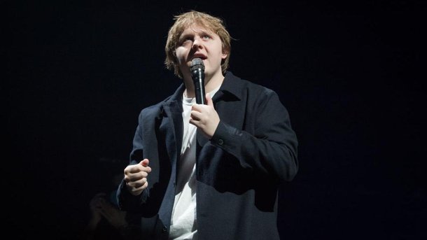 Lewis Capaldi : son histoire folle avec un acteur de la série Doctor Who !