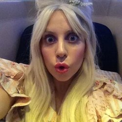 Lady Gaga: Je suis montée dans un énorme avion aujourd'hui! Si dur pour moi de se taire en public, je voulais courir dans les allées chantant ARTPOP