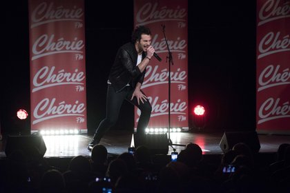 Amir interprète ses plus grands titres sur la scène du concert Pop Love
