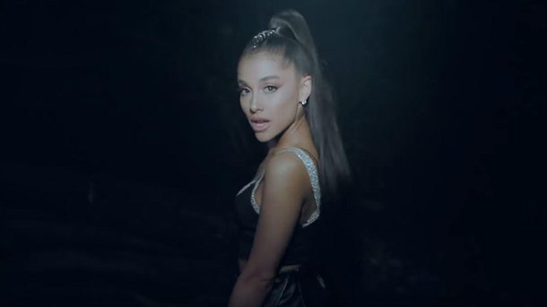 Ariana Grande partage une session d’écoute intime de «Sweetener» avec quelques fans