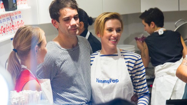 Scarlett Johansson devient serveuse de pop-corn à Paris