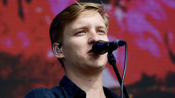 George Ezra : d'où vient sa cicatrice sur le front ?