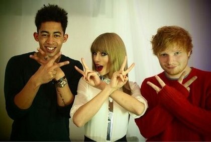 Taylor Swift : 21, 23, 22.Donc en moyenne 22. @RizzleKicks @edsheeran backstage à Londres