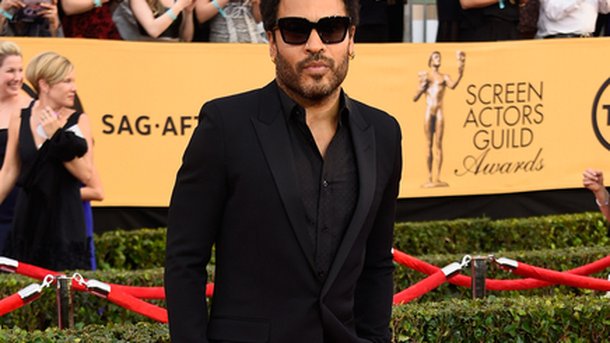 Lenny Kravitz craque son pantalon sur scène !