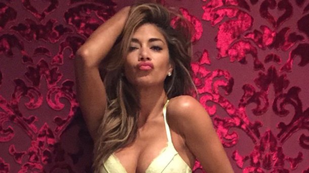 Nicole Scherzinger se dévoile en porte-jarretelles!