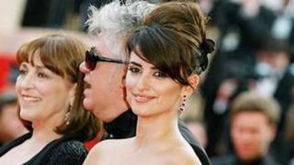 "Le mariage du cinéma d'auteur et du film grand public réussit à Pedro Almodovar qui rayonne de satisfaction en posant avec Penelope Cruz" et Carmen Maura, pour "Volver" (2006).
