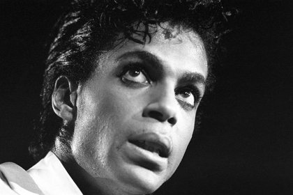 Le khôl : la touche ultime de coquetterie de Prince
