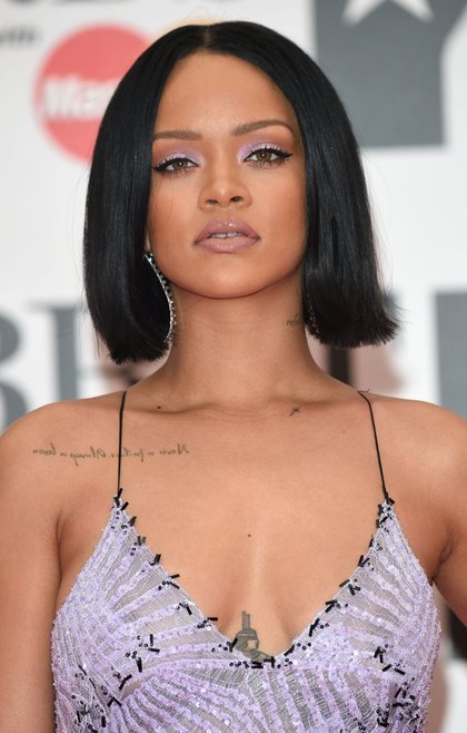 Rihanna arrive aux Brit Awards 2016