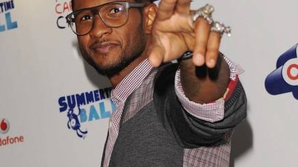 Usher rend hommage à Whitney Houston