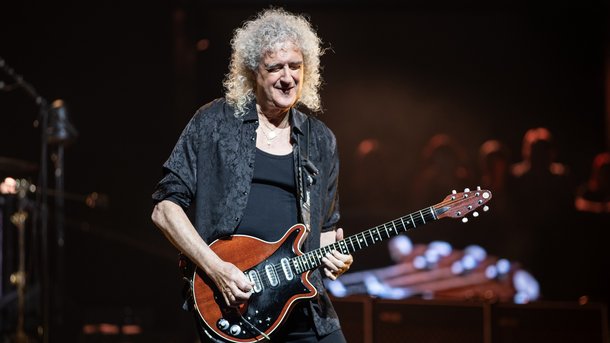 Brian May performe avec la révélation rock Nandi Bushell