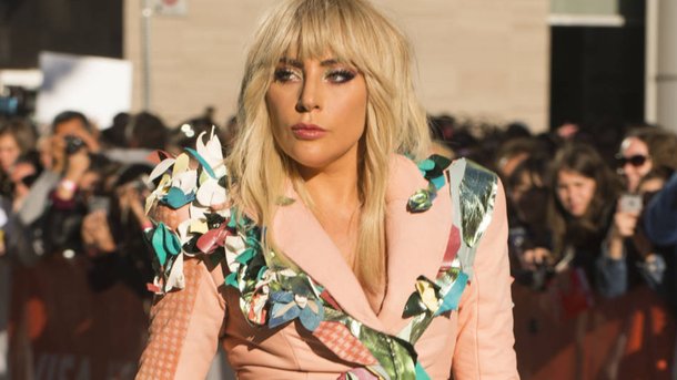 Lady Gaga change de tête et passe aux couettes